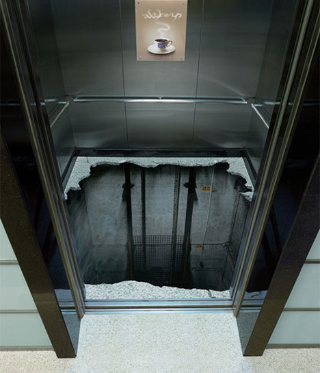 Maxwell House משווקת את הקפה החזק והמעורר שלה במעלית בבניין משרדים בבייג'ין.